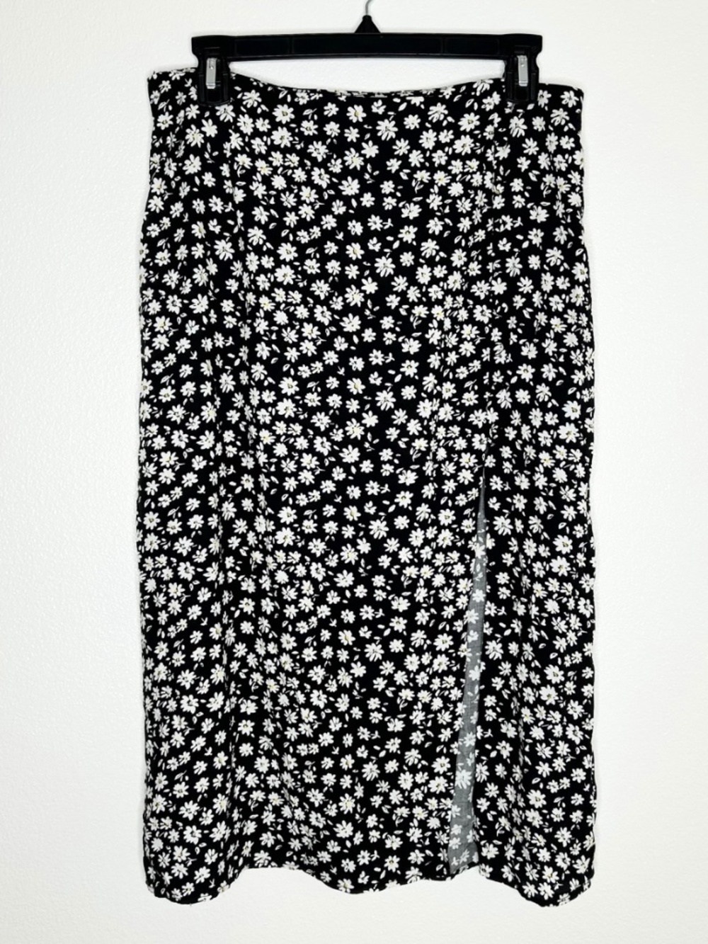 New H&M Divided Womens Black & White Floral Midi Skirt Size 10 NWT